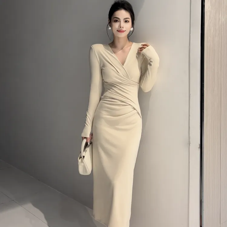 新款长袖德绒压褶气质连衣裙秋冬纯色舒适保暖长裙百搭直筒裙子女