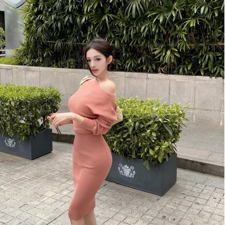 微醺玫瑰 不规则斜肩针织连衣裙柔软舒适弹力包臀裙长裙女
