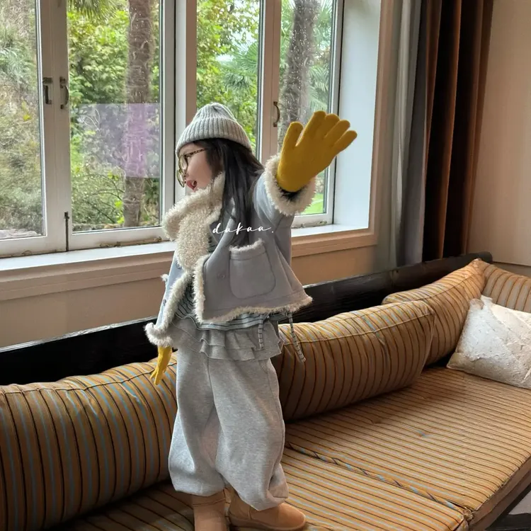送围脖 ! 女童雾霾蓝外套秋冬2025新款女宝时髦麂皮加绒保暖大衣