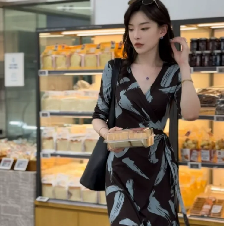 iu【金喜】法式裹身连衣裙2025夏水墨条纹印花高级感收腰显瘦气质