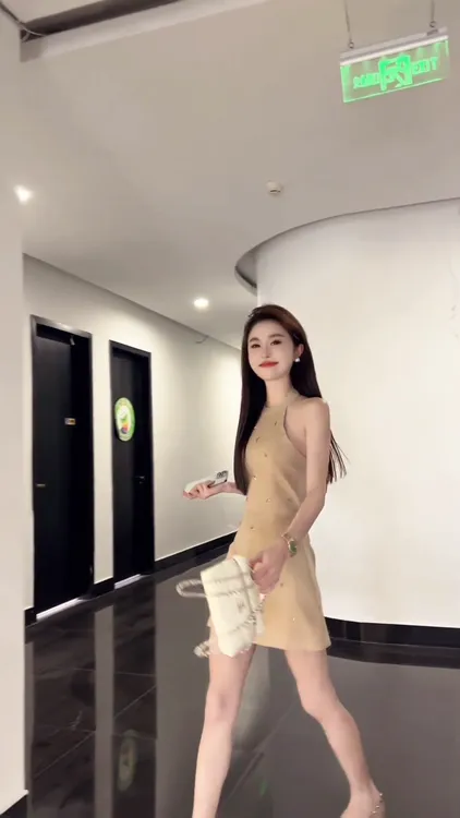 夏季裙子连衣裙时尚纯色修身纯欲风显瘦气质针织休闲性感法式