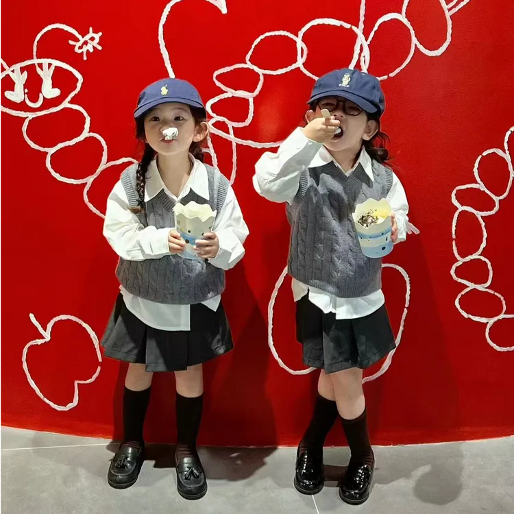 小惜亦2025春季新款韩版女童灰色针织背心白色衬衫打底百褶裙套装
