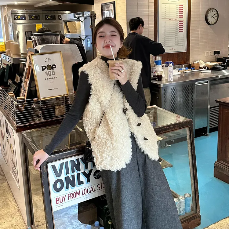 冬季仿羊羔毛牛角扣马甲背心女设计感无袖上衣高级感毛毛绒绒马甲