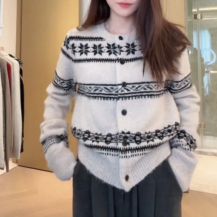 《费尔岛》新款时尚百搭慵懒秋冬设计韩版针织开衫毛衣LK2509278