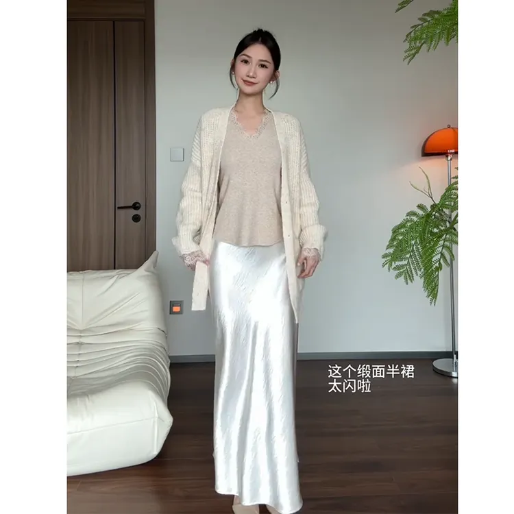 复古杏色醋酸缎面半身裙女2025新款秋冬显瘦松紧腰半裙包臀a字裙