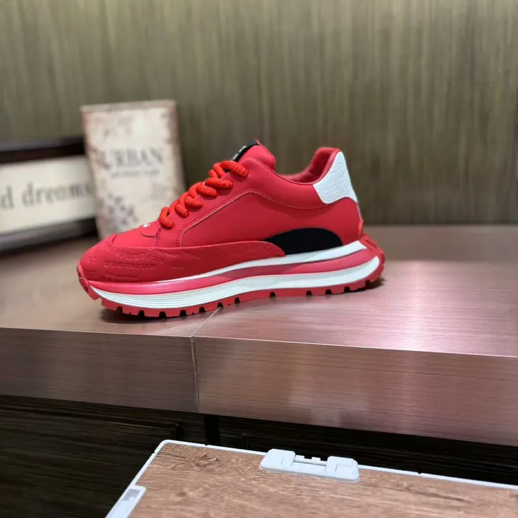 2025年早春新款潮流百搭舒适轻便透气精致轻奢男士潮鞋