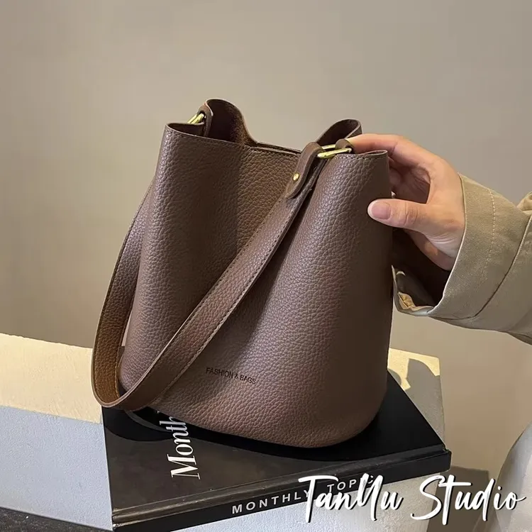 探屿水桶包轻奢女士包包2025新款通勤单肩腋下包复古百搭斜挎包潮