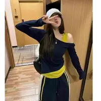 悠悠 漏锁骨假两件掉肩不规则上衣+休闲风卫裤