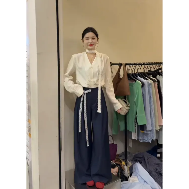 春季新时尚气质韩系氛围感穿搭V领衬衫上衣搭藏青色高腰阔腿长裤