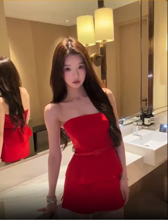 纯欲性感显白气质抹胸上衣2025夏季新款高级感时尚修身显瘦短裙裤