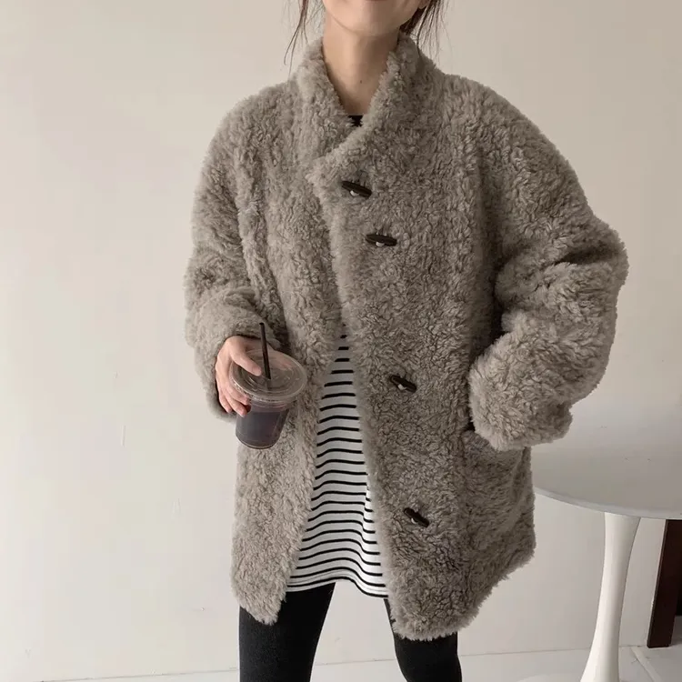 2025冬季新款绵羊羔毛慵懒风宽松牛角扣皮毛一体皮草外套女中长款