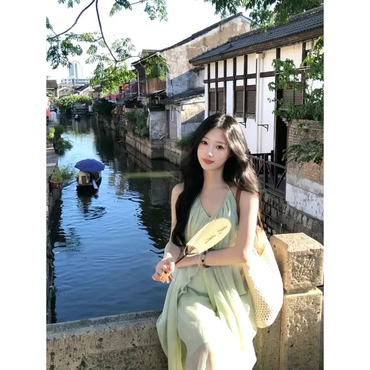 法式别致设计感褶皱吊带连衣裙夏季绝美度假风飘逸长裙