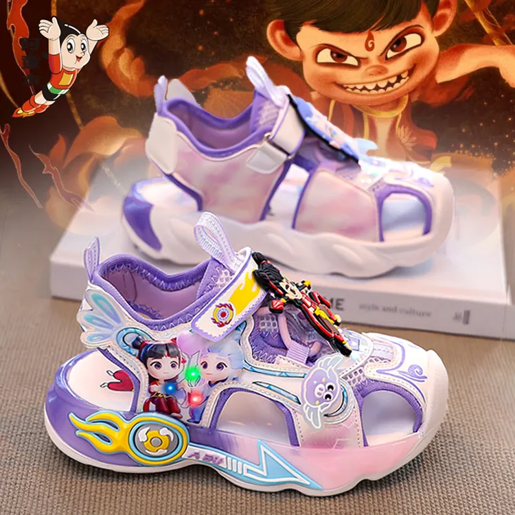 阿童木哪吒儿童凉鞋女孩亮灯鞋2025夏季女童沙滩鞋软底防滑凉拖鞋
