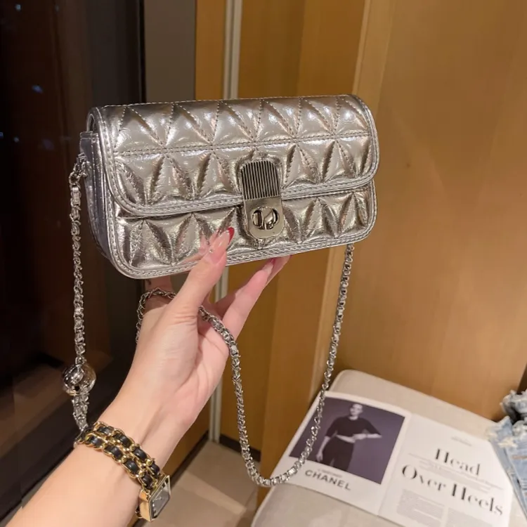 今年流行银色小香风链条包女2025新款时尚百搭单肩斜跨腋下小方包