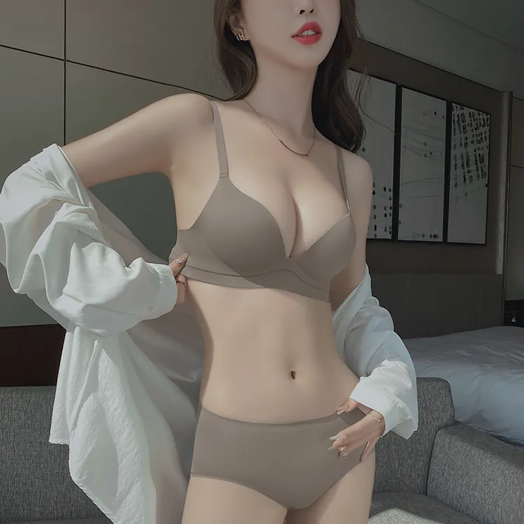 维多利亚无痕内衣女士小胸聚拢收副乳防下垂红色文胸内裤薄款胸罩