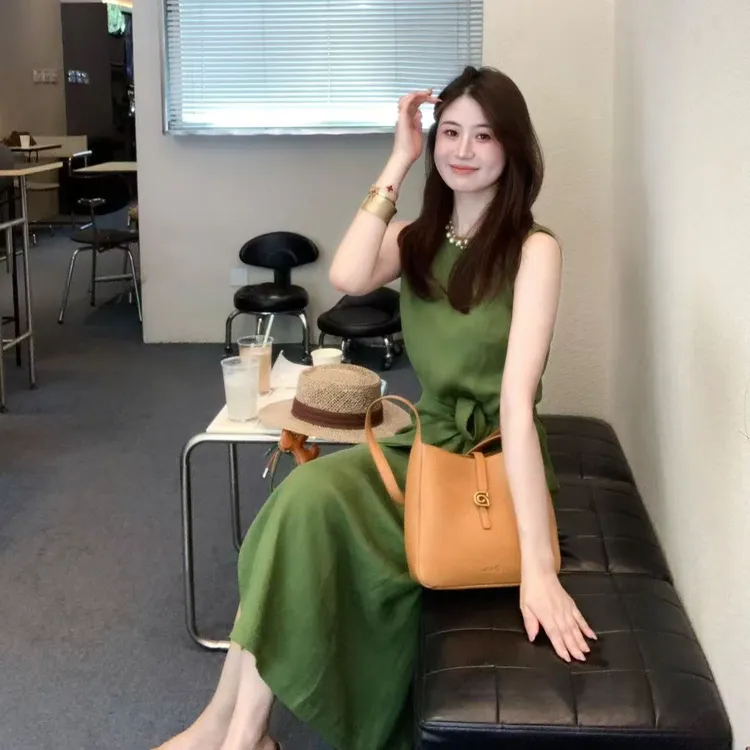 2025新款法式气质高级感简约绑带纽结收腰显瘦无袖背心连衣裙女