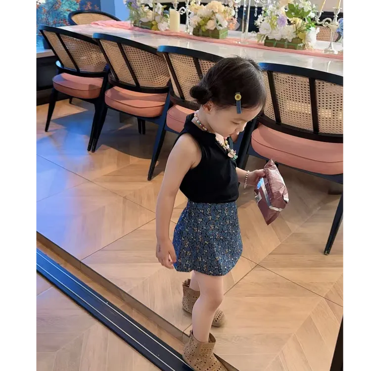 壹妈韩版童装女童夏季套装洋气儿童黑色无袖背心上衣蓝色碎花半裙