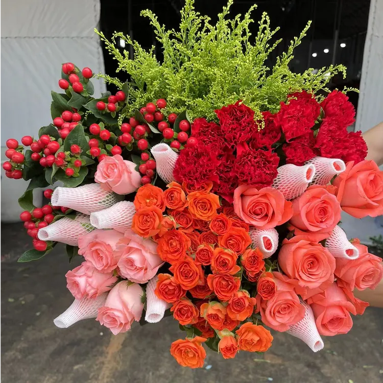 粉玫瑰20只+康乃馨10只+橙芭比3只+红豆1扎+配草 鲜花 原产地直发