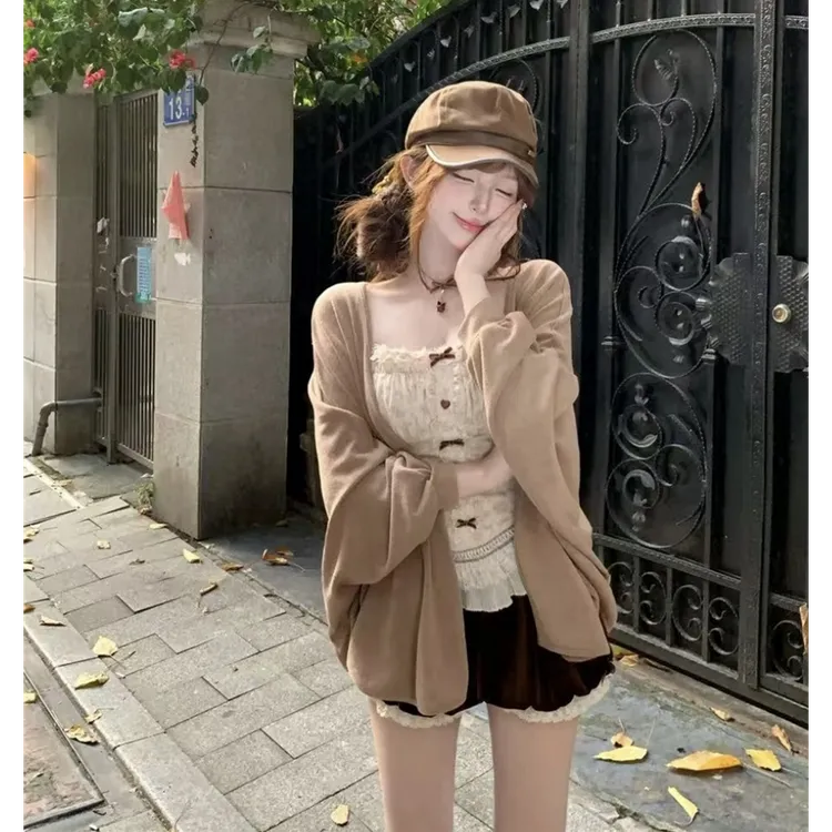 焦糖玛奇朵 氛围感吊带收腰上衣宽松开衫棕色花苞花边短裤三件套