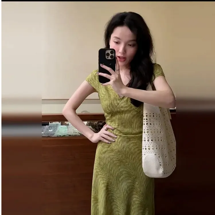 xx/V897 0709-1【Yy】夏季法式碎花U型领千金风时尚性感气质连衣裙