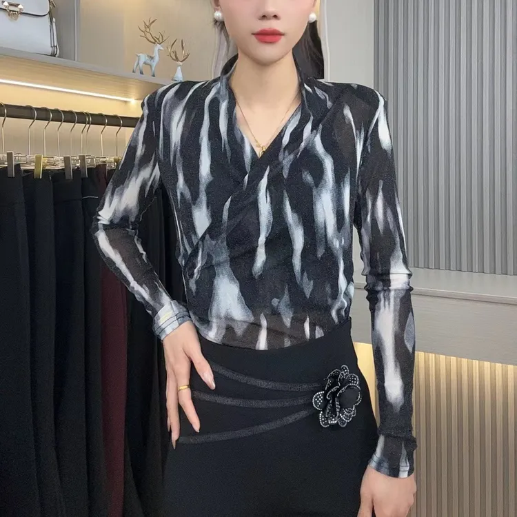 chic时髦扎染V领交叉收腰打底衫女2025春新款修身显瘦不规则上衣