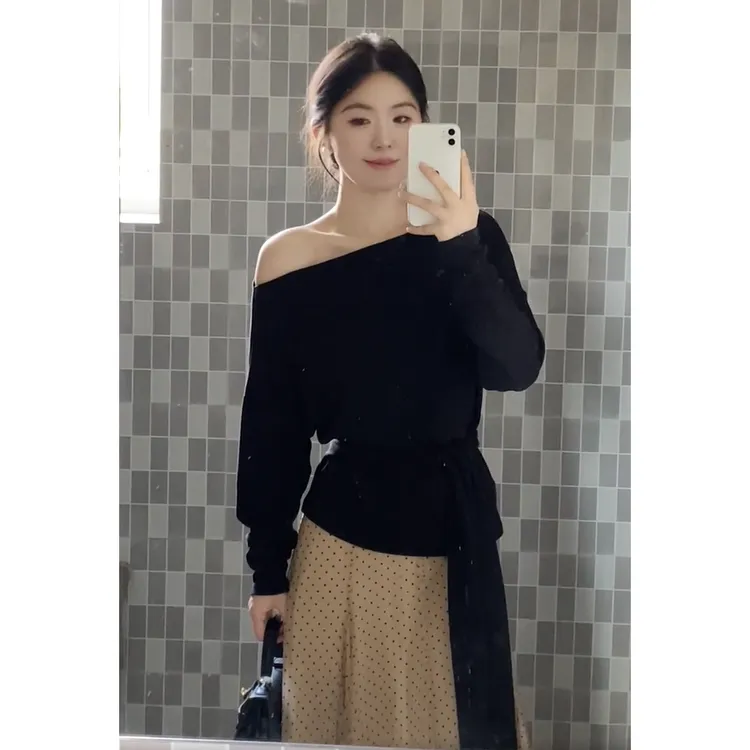 法式黑色高级感绑带斜肩上衣女早秋新款长袖针织衫波点半身裙套装
