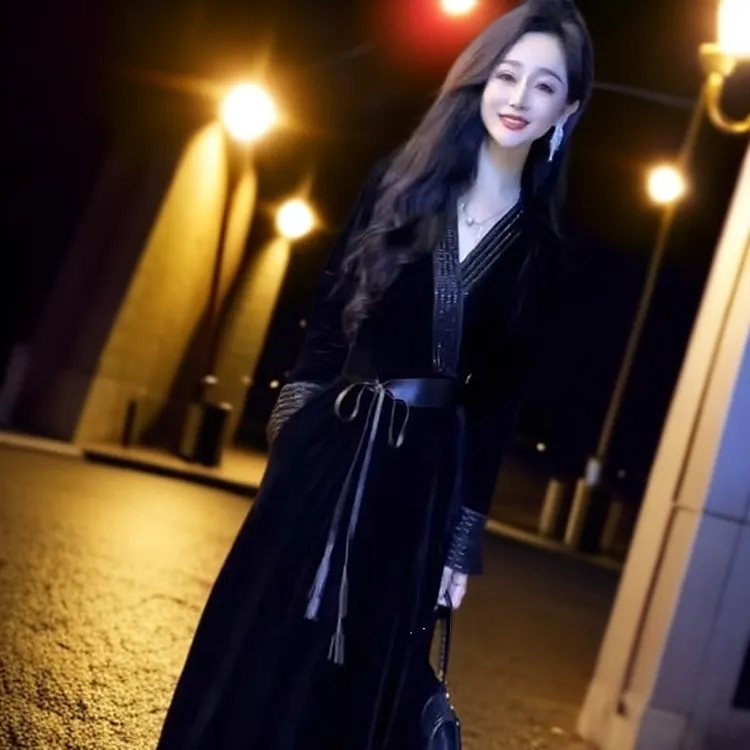 韩版高级感显瘦连衣裙女2024秋冬新款黑色收腰显瘦优雅过膝长裙子