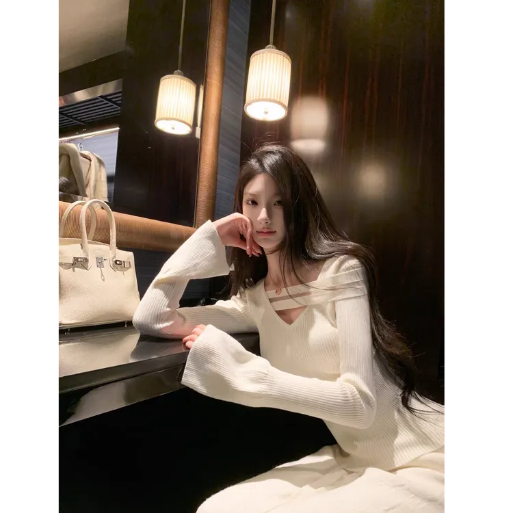 法式设计感纯欲镂空修身显瘦气质上衣女搭配百搭显身材休闲裤套装