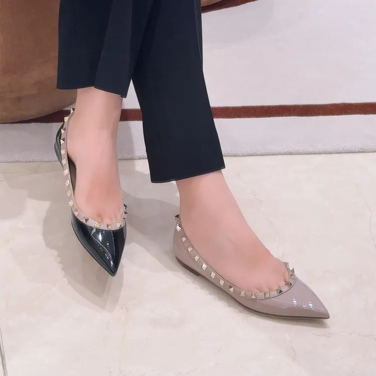 优雅单鞋女经典款时尚浅口尖头平底鞋女铆钉软底百搭休闲外穿漆皮
