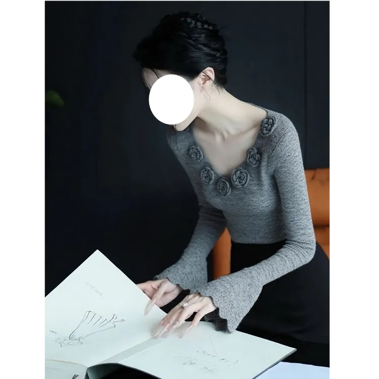 灰色针织衫2025秋季新款时尚洋气巨好看立体花朵气质修身打底上衣