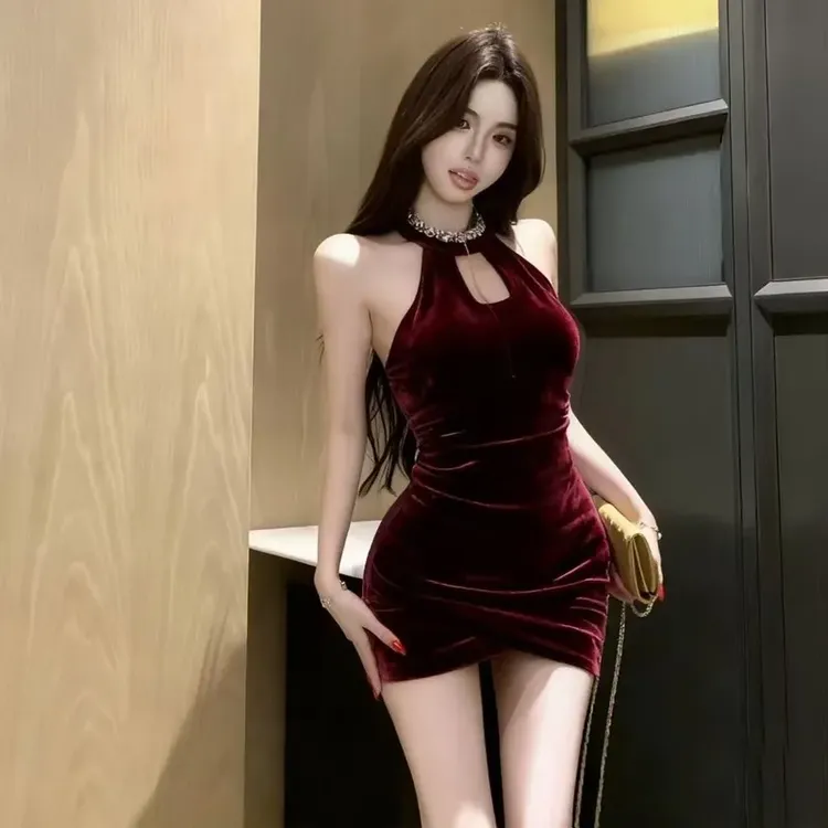 新款丝绒礼服裙修身显瘦挂脖包臀连衣裙露肩镂空不规则内搭短裙子