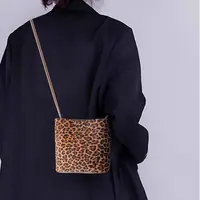 2025上新女士轻奢复古秋冬麂皮绒豹纹包包小众百搭单肩斜挎水桶包
