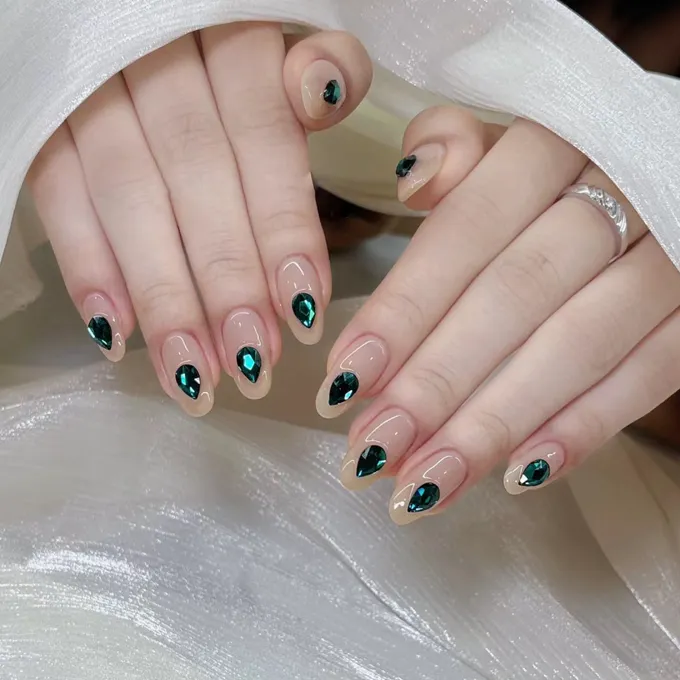 简约裸色高级感水滴祖母绿宝石手工穿戴甲中长款贵气美甲片穿戴式