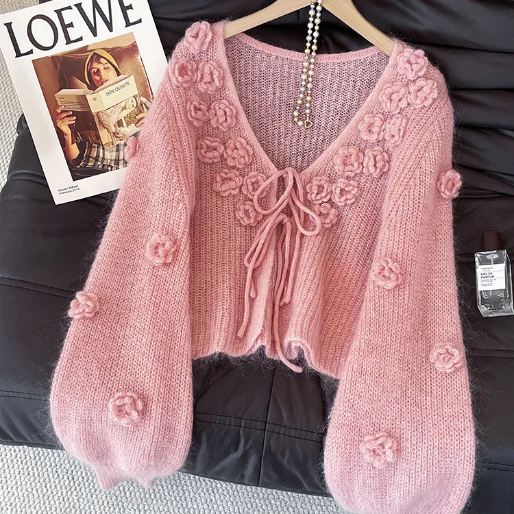 温柔宽松甜美风粉色针织开衫2025年秋洋气系带V领花朵装饰上衣女