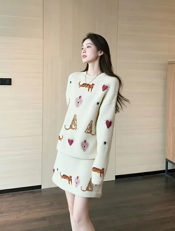 白色针织套装女2025新款秋冬慵懒风穿搭卡通图案上衣半身裙两件套