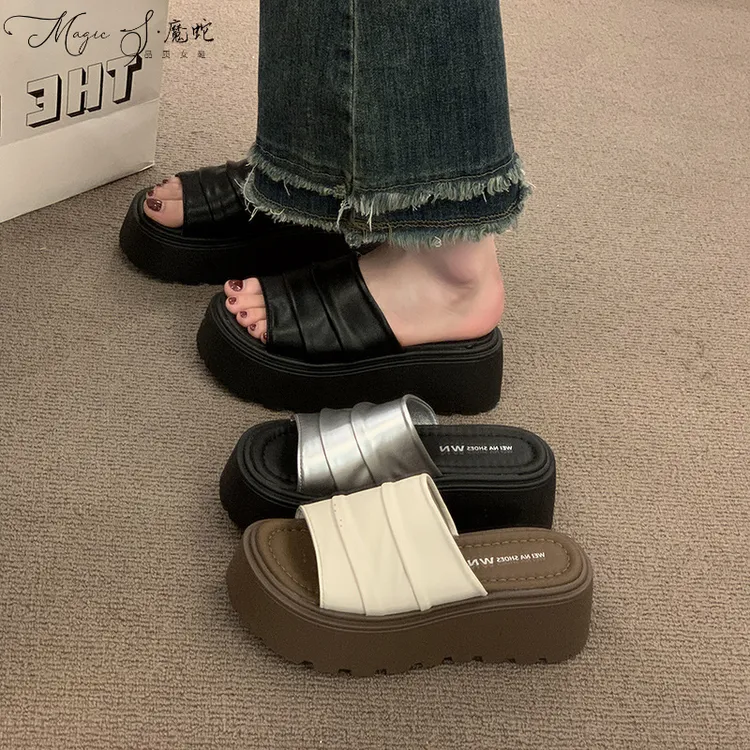 【万达撤柜】皱皱软皮外穿一字拖鞋女2025防滑新款百搭小众厚底松糕
