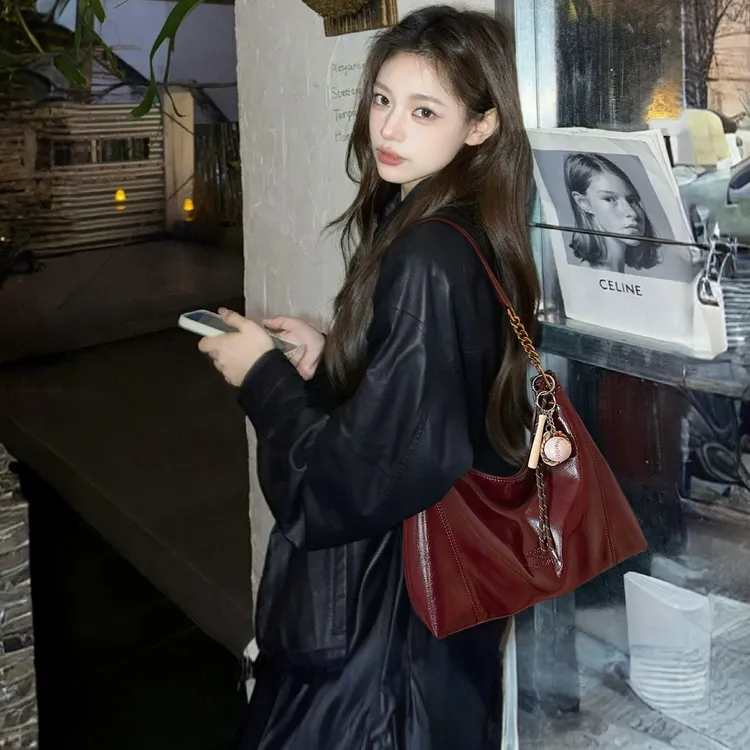 红色大容量腋下托特包包女2025新款高级感通勤链条斜挎婚包女新娘