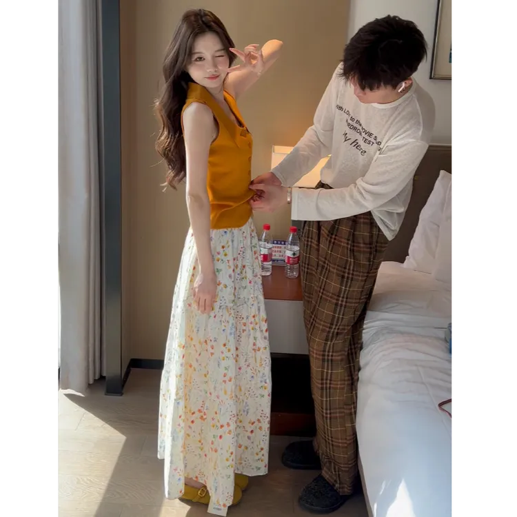 2025夏季新款甜美风V领无袖针织背心上衣搭高腰显瘦碎花半身裙女