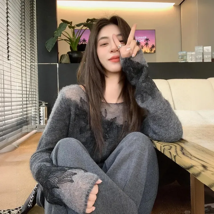大码灰色蕾丝刺绣微透针织衫女秋季上衣微胖mm显瘦内搭毛衣打底衫