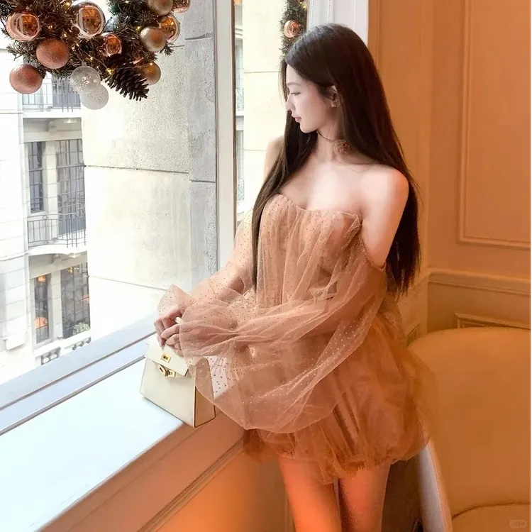 2025春季新款法式气质小众高级感波点网纱一字肩抹胸泡泡袖连衣裙
