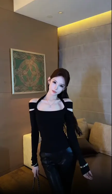 2026春季新款设计感纯欲气质辣妹显瘦露肩上衣配微喇皮裤两件套女