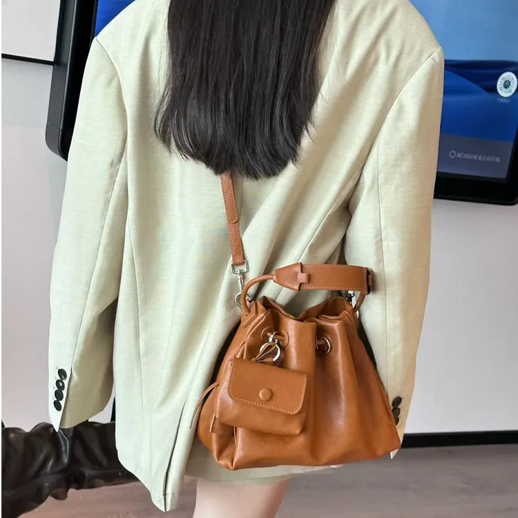 女包时尚洋气水桶包百搭腋下包软皮抽带复古单肩包斜挎包包
