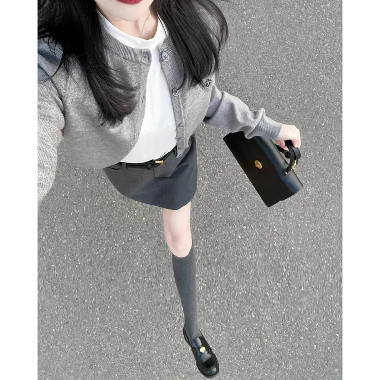 灰色针织毛衣开衫外套女装春秋新款外搭刺绣宽松显瘦短款长袖上衣