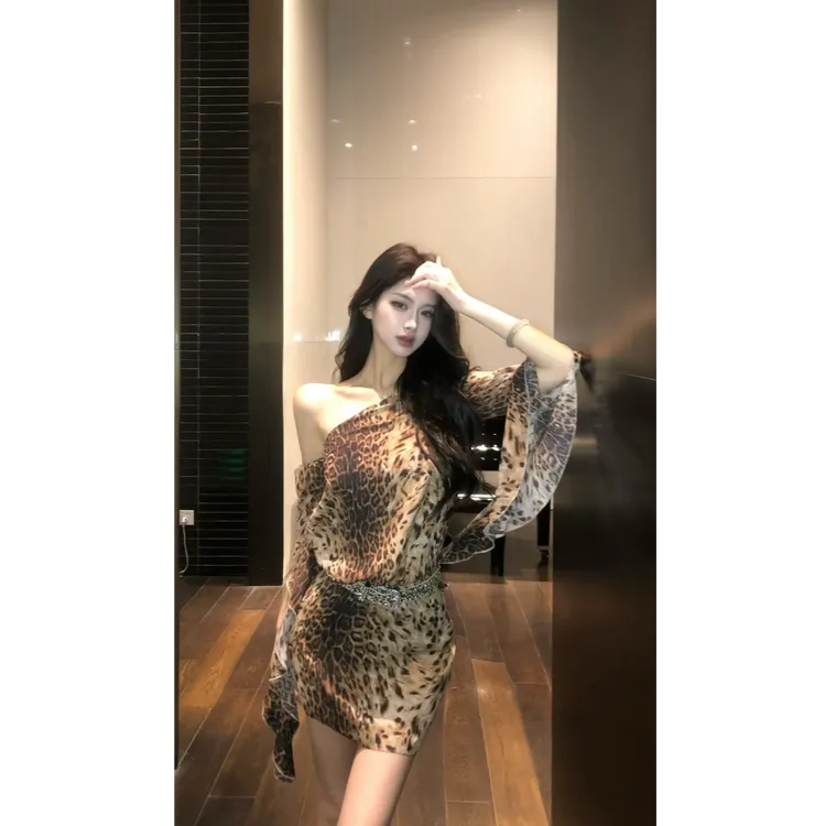 纯欲风斜肩豹纹连衣裙女夏季荷叶边设计短袖裙子辣妹收腰包臀短裙