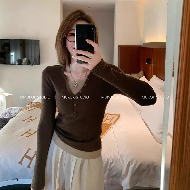 法式假两件毛衣针织衫女早秋设计感修身显瘦气质V领内搭打底上衣