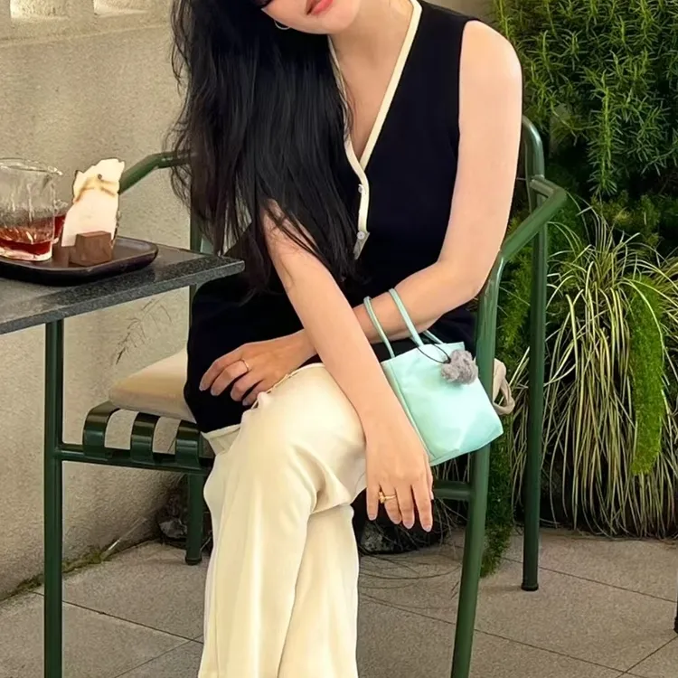 10064 祺欣家 法式短款修身轻熟风V领装饰扣撞色高级感针织背心