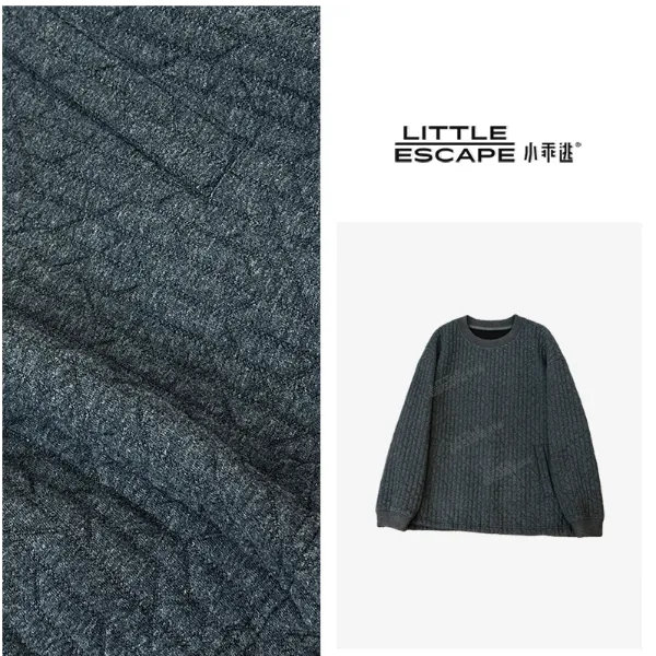 小乖逃时尚深灰卫衣圆领菱格下摆双猪鼻扣宽松秋冬百搭款251101