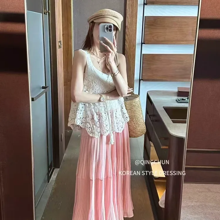 2025春夏新款韩版设计感镂空钩花上衣加蓝色百褶半身裙时尚两件套