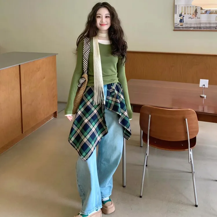 早春穿搭时尚新款韩系小众屁帘设计感假两件上衣显瘦休闲牛仔裤女