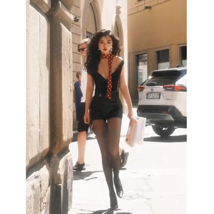 美神辣妹2025夏季新款纯欲性感深V领上衣配高腰显瘦短裤两件套女